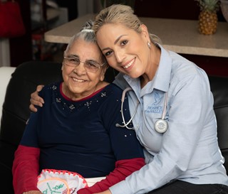Bilingual nurse provide culturally sensitive care to Spanish-speaking patient